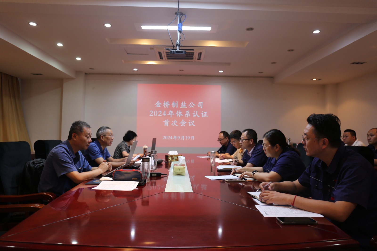 近日，金橋制鹽公司通過北京世標(biāo)認(rèn)證中心審核，給予食品安全管理體系、環(huán)境管理體系和職業(yè)健康安全管理體系認(rèn)證“保持認(rèn)證資格”的監(jiān)督審核結(jié)論，給予質(zhì)量管理體系認(rèn)證“再次注冊”的再認(rèn)證審核結(jié)論。通過審核，是對公司精細(xì)化管理成果的檢驗，促進(jìn)公司內(nèi)控管理水平持續(xù)提升。（李曉月）