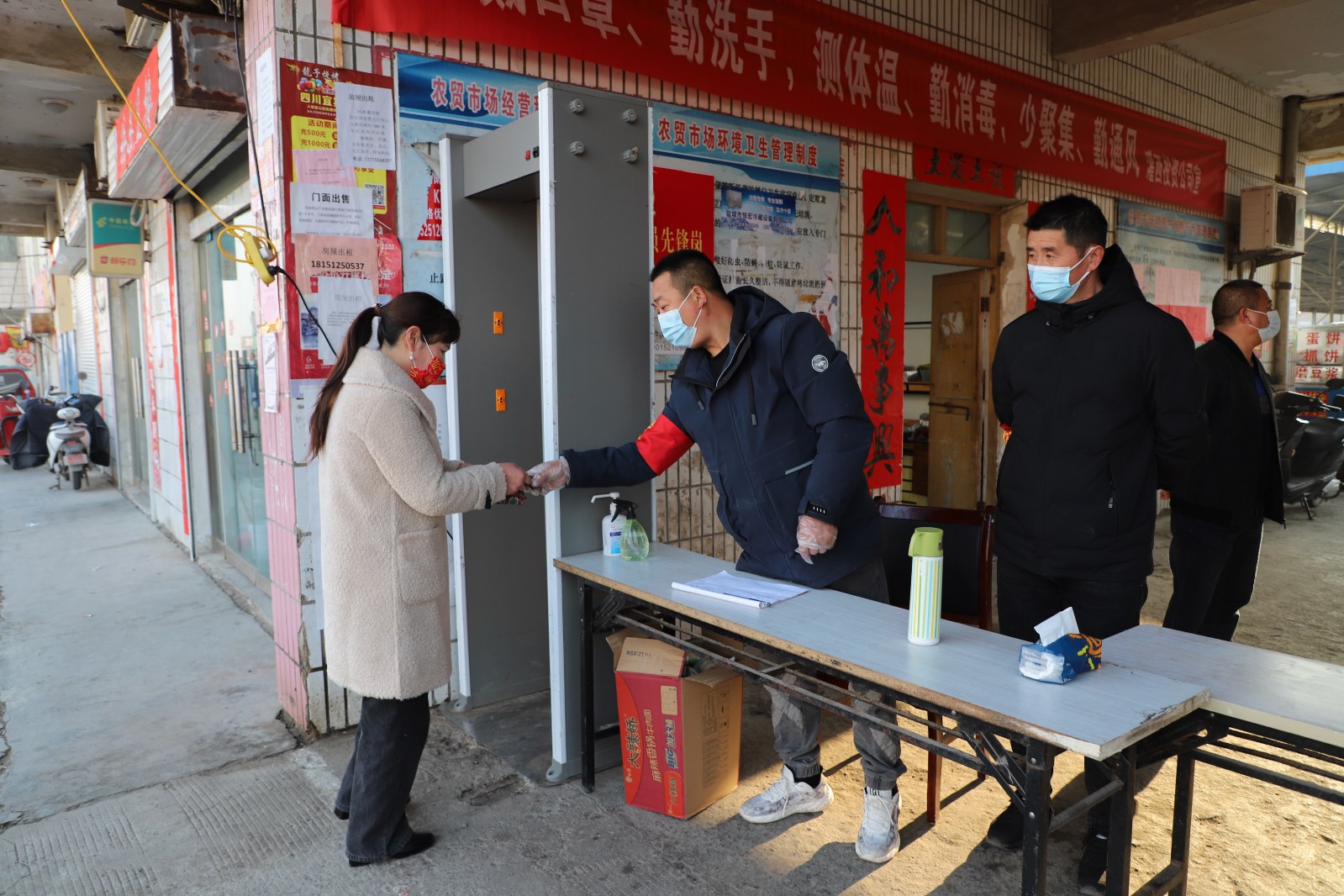 農(nóng)貿(mào)市場(chǎng)加強(qiáng)防疫管理.JPG